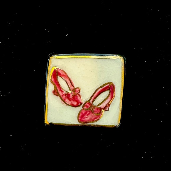 Very Pretty Ruby Red Slippers Ceramic c Brooch - Picture 1 of 2